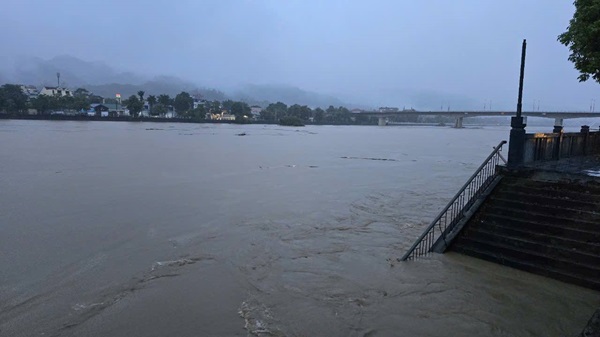 Mực nước sông Hồng vẫn đang tiếp tục dâng cao