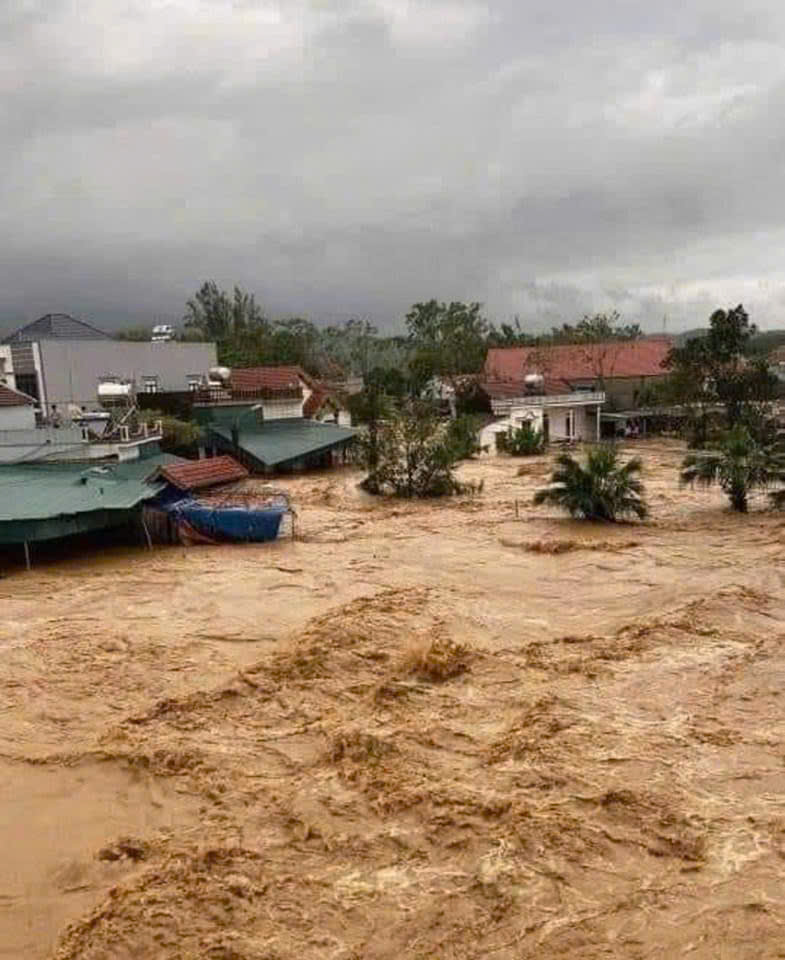 Do mưa, phần đập đất vai trai của công trình thủy lợi Hà Thanh (xã Đông Hải) bị vỡ khoảng 50m; nước từ công trình đã ảnh hưởng dến khoảng 400 hộ dân (Ảnh internet) Do mưa, phần đập đất vai trai của công trình thủy lợi Hà Thanh (xã Đông Hải) bị vỡ khoảng 50m; nước từ công trình đã ảnh hưởng dến khoảng 400 hộ dân (Ảnh internet)
