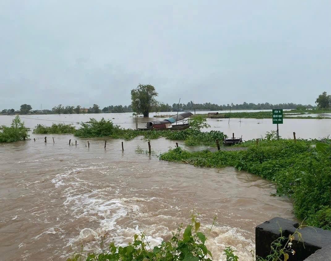 Mưa lớn đã gây ngập lụt cục bộ tại một số xã trên địa bàn huyện Ý Yên.