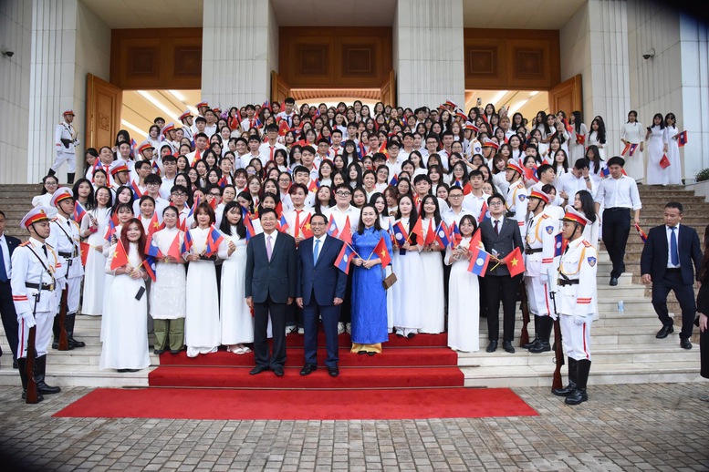 Thủ tướng Phạm Minh Chính và Tổng Bí thư, Chủ tịch nước Lào Thongloun Sisoulith chụp ảnh chung với các bạn sinh viên - Ảnh: VGP/Nhật Bắc