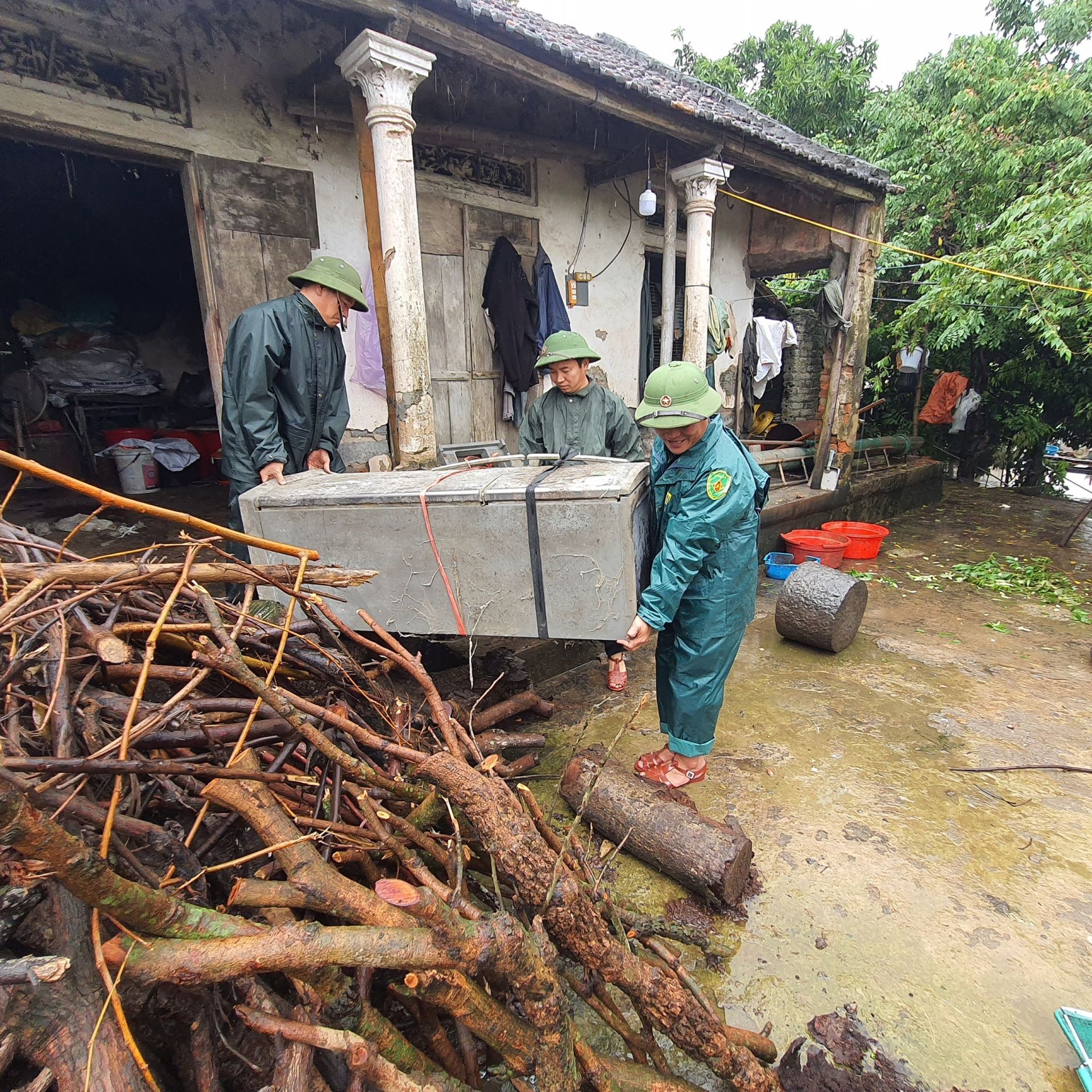 Lực lượng chức năng giúp người dân di dời tài sản.