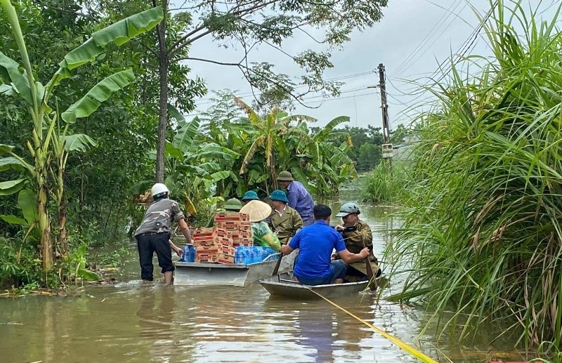 Hỗ trợ một số nhu yếu phẩm thiết yếu cho người dân bị ngập lụt.