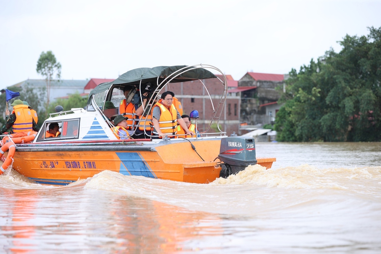 Thủ tướng Phạm Minh Chính thị sát, kiểm tra công tác ứng phó thiên tai tại xã bị cô lập của Bắc Giang - Ảnh: VGP/Nhật Bắc