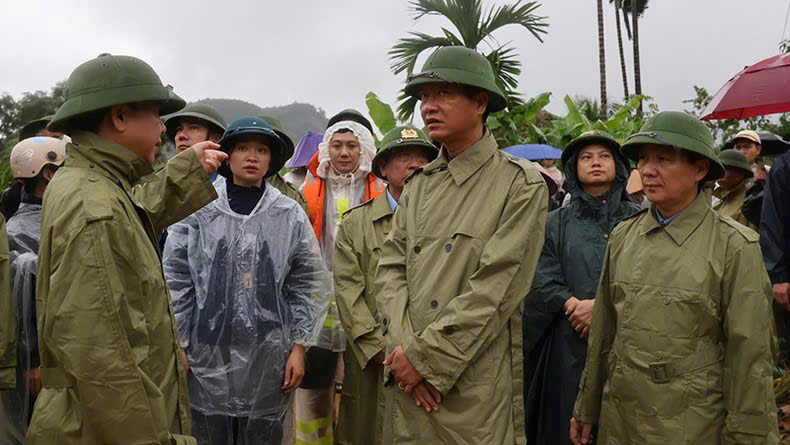 Phó Chủ tịch Thường trực Ủy ban nhân dân tỉnh Nguyễn Thế Phước có mặt tại hiện trường chỉ đạo các lực lượng vào tìm kiếm người mất tích.