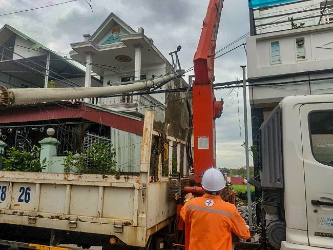 Hai đội xung kích Công ty Điện lực Hà Tĩnh tiến hành hỗ trợ Công ty TNHH MTV Điện lực Hải Phòng khắc phục sự cố lưới điện do bão số 3 gây ra.