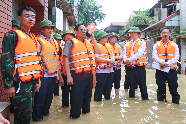 Thủ tướng Phạm Minh Chính gọi điện cho lãnh đạo các địa phương vùng ngập trực tiếp chỉ đạo công tác ứng phó, khắc phục hậu quả - Ảnh: VGP/Nhật Bắc