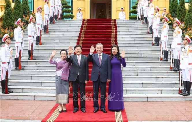 Tổng Bí thư, Chủ tịch nước Tô Lâm và Phu nhân cùng Tổng Bí thư, Chủ tịch nước Lào Thongloun Sisoulith và Phu nhân tại Lễ đón. Ảnh: Trí Dũng/TTXVN