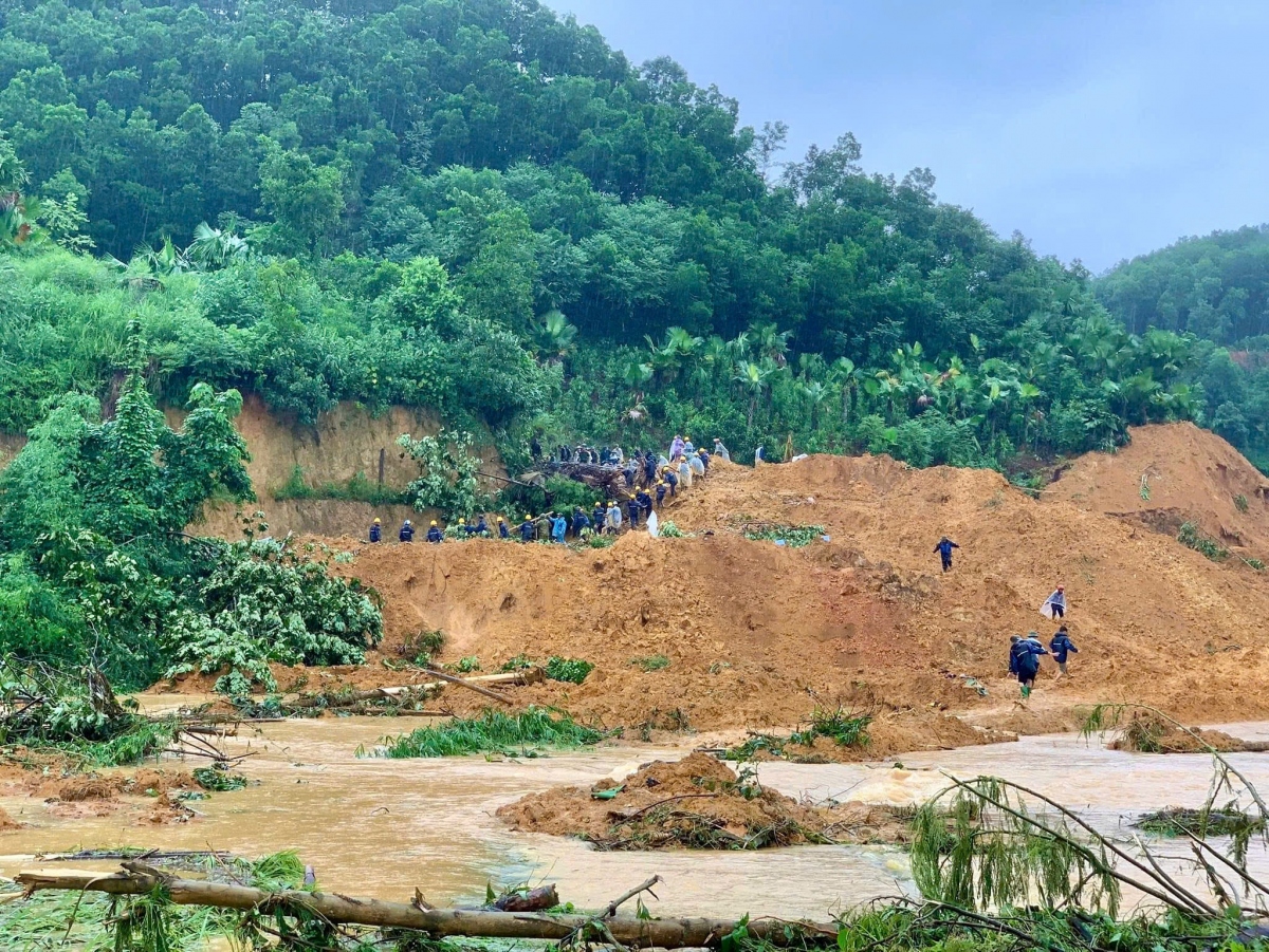 Sạt lở đồi xuống nhà dân tại thôn Ất Thượng, xã Minh Xuân, huyện Lục Yên, Yên Bái rạng sáng 10/9 (Ảnh: TTLY)