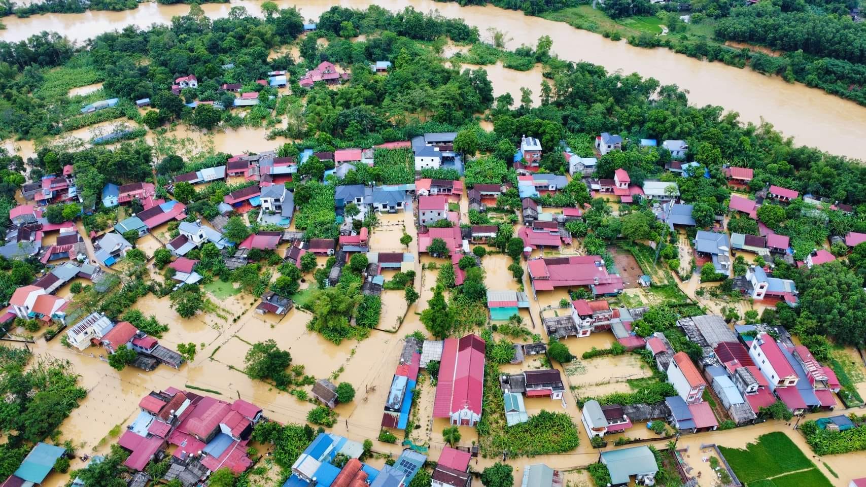 Nước lũ dâng cao khiến nhiều nơi trên địa bản tỉnh Thái Nguyên chìm sâu trong nước