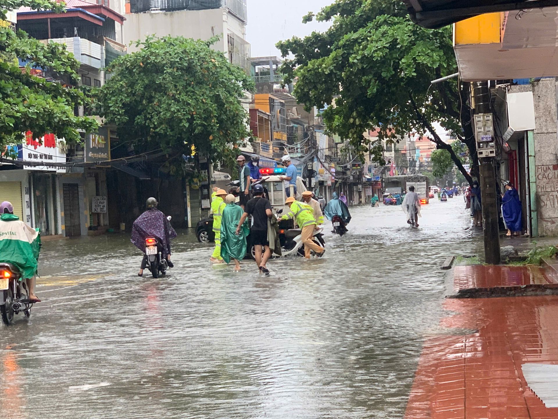 Mưa lớn đã gây ngập lụt cục bộ tại một số tuyến phố trên địa bàn TP. Nam Định