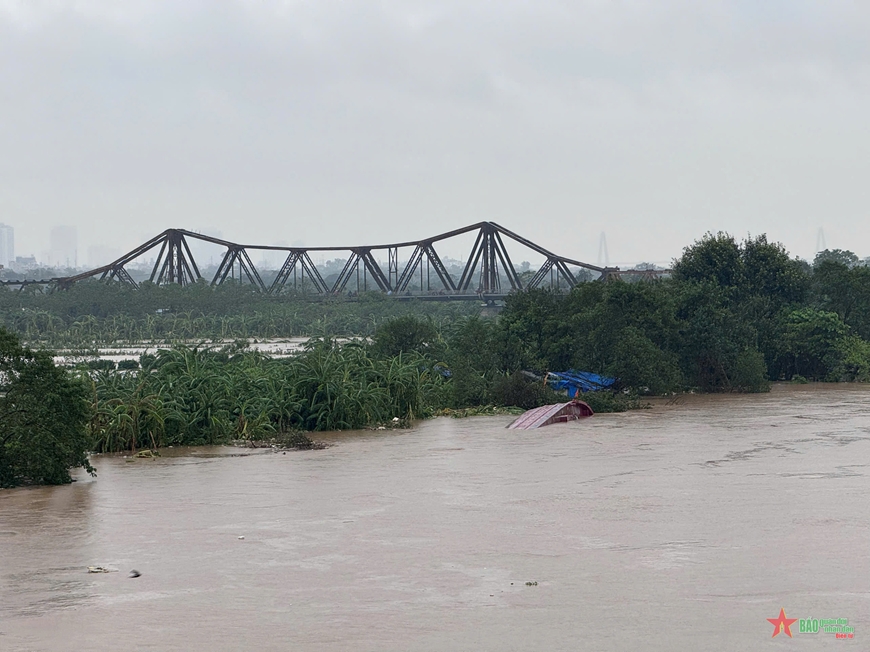 Nước sông Hồng đang lên cao.