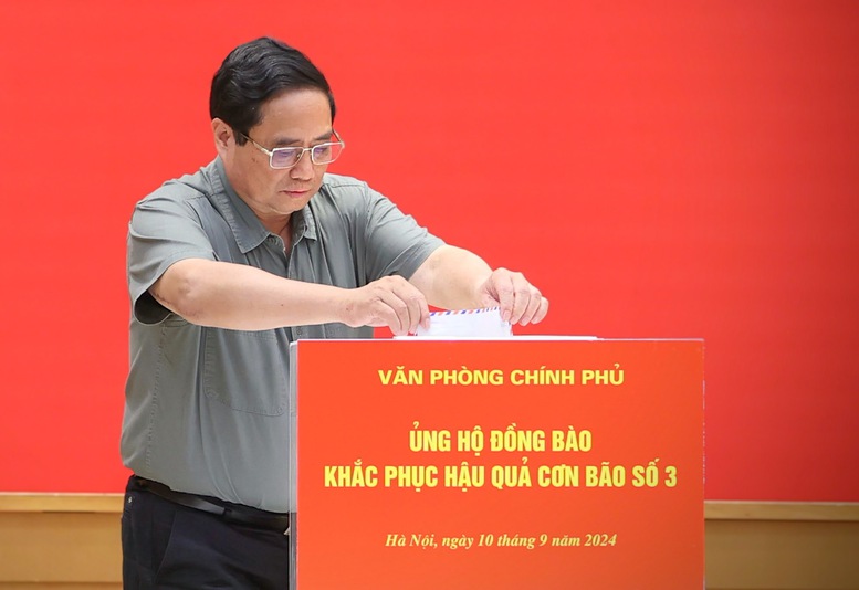 Thủ tướng Phạm Minh Chính tham gia quyên góp, ủng hộ đồng bào bị thiệt hại do cơn bão số 3 gây ra - Ảnh: VGP/Nhật Bắc