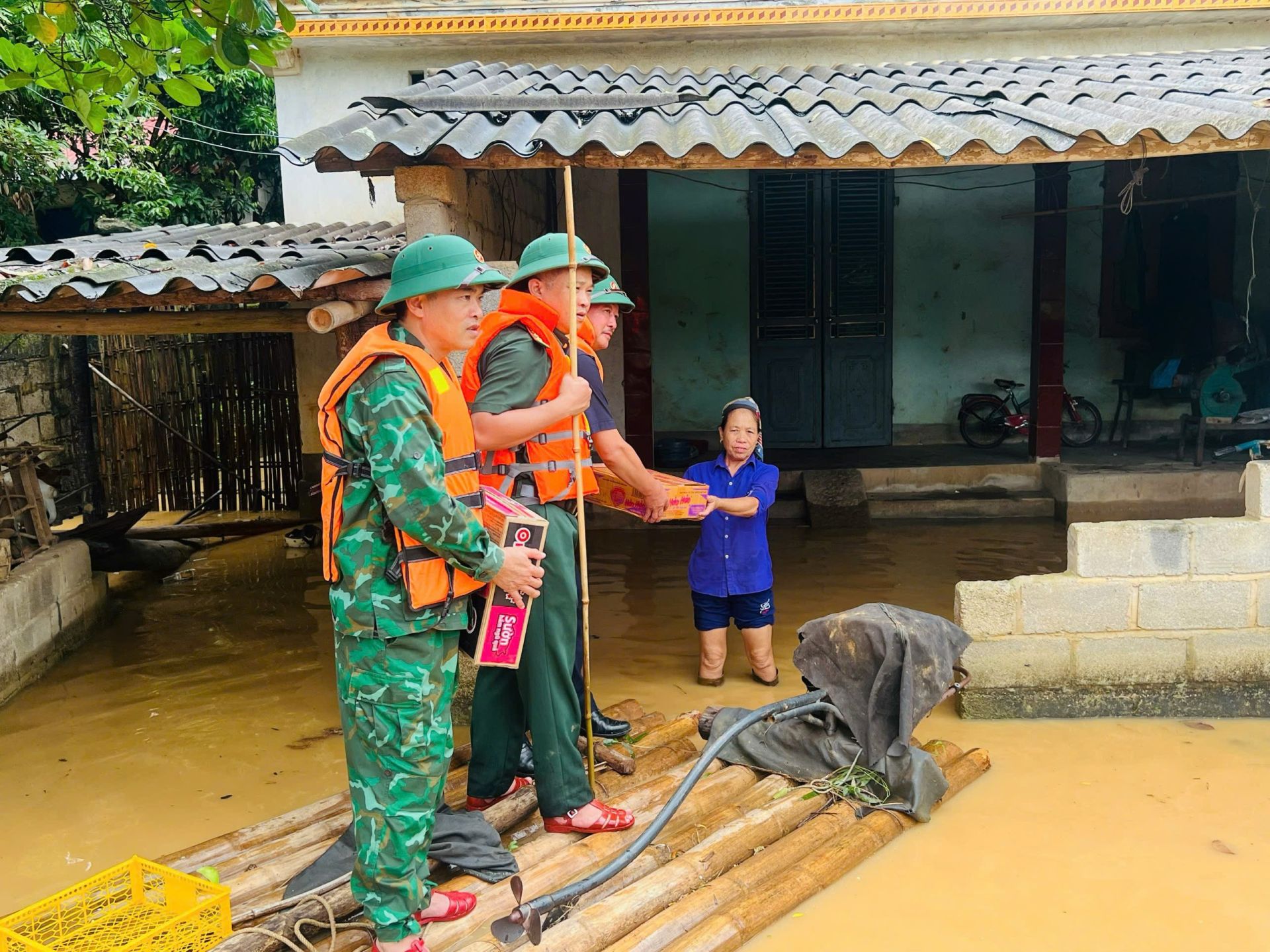 Cán bộ, chiến sĩ BĐBP Lạng Sơn cùng các lực lượng chức năng hỗ trợ người dân xã Đào Viên, huyện Tràng Định, tỉnh Lạng Sơn khắc phục hậu quả của bão số 3