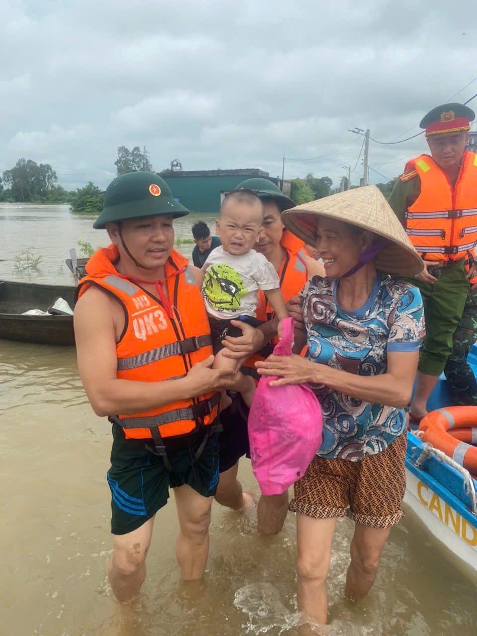 Cán bộ, chiến sĩ Ban CHQS huyện Ý Yên đưa người dân xã Yên Phúc (huyện Ý Yên) đến nơi tránh trú an toàn chiều ngày 11/9.