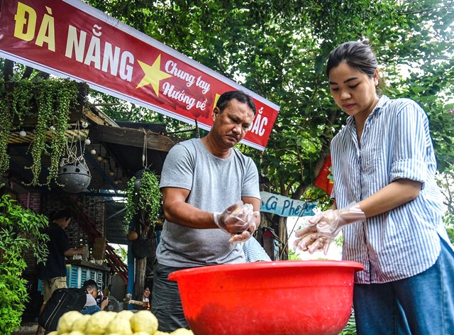 Với tinh thần sẻ chia, tiếp sức nhân dân vùng lũ, người dân TP.Đà Nẵng tổ chức gói bánh chưng xuyên đêm, quyên góp nhu yếu phẩm, để gửi đến hỗ trợ đồng bào.