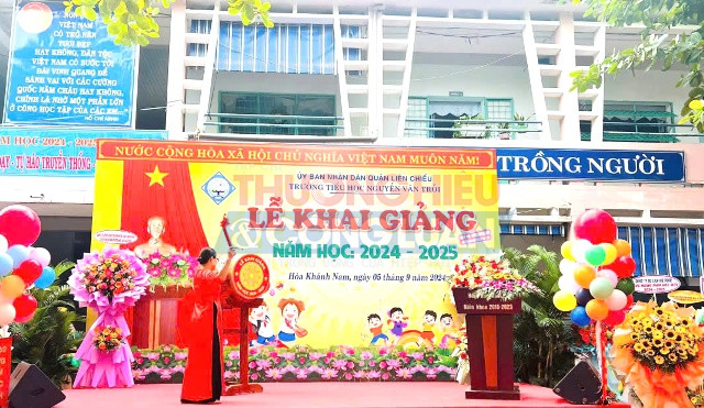 Cô Bùi Thị Thanh Tuyền – Bí thư chi bộ, Hiệu trưởng trường tiểu học Nguyễn Văn Trỗi đánh trống khai giảng năm học 2024 – 2025.