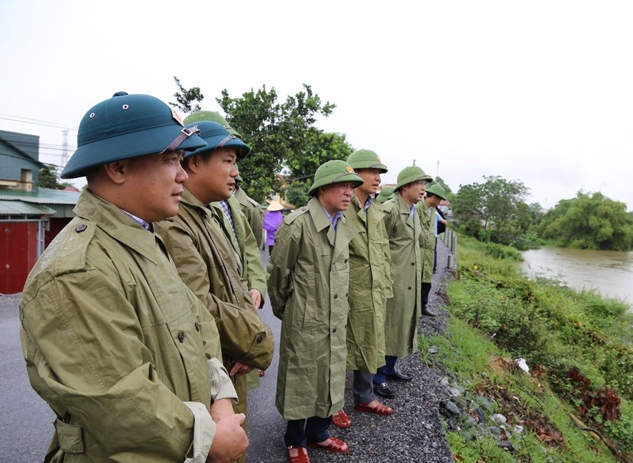 Lại Thế Nguyên, Phó Bí thư Thường trực Tỉnh ủy, Trưởng Đoàn ĐBQH tỉnh kiểm tra tình hình ứng phó với thiên tai tại huyện Thiệu Hóa.