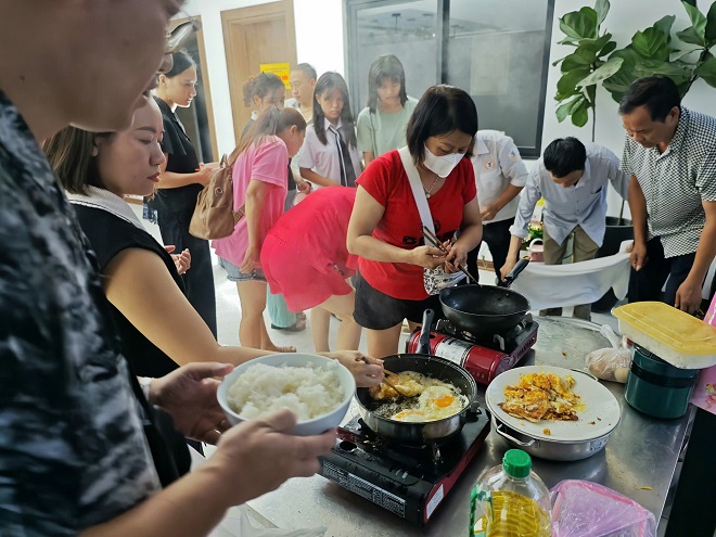 Do kh&ocirc;ng đ&oacute;ng tiền dầu chạy m&aacute;y ph&aacute;t điện, nhiều cư d&acirc;n kh&ocirc;ng được sử dụng thang m&aacute;y để l&ecirc;n nh&agrave;. Q&uacute;a bức x&uacute;c, những hộ d&acirc;n n&agrave;y mang thực phẩm xuống nấu ngay tại sảnh