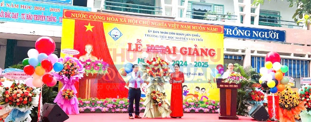 Lãnh đạo nhà trường nhận những lãng hoa tươi thắm từ chính quyền địa phương trao tặng trong ngày khai giảng năm học mới.