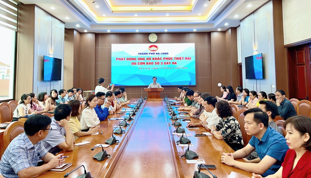 Đồng chí Vũ Quyết Tiến, Ủy viên Ban Thường vụ Tỉnh uỷ, Bí thư Thành uỷ Hạ Long phát biểu tại buổi lễ phát động.