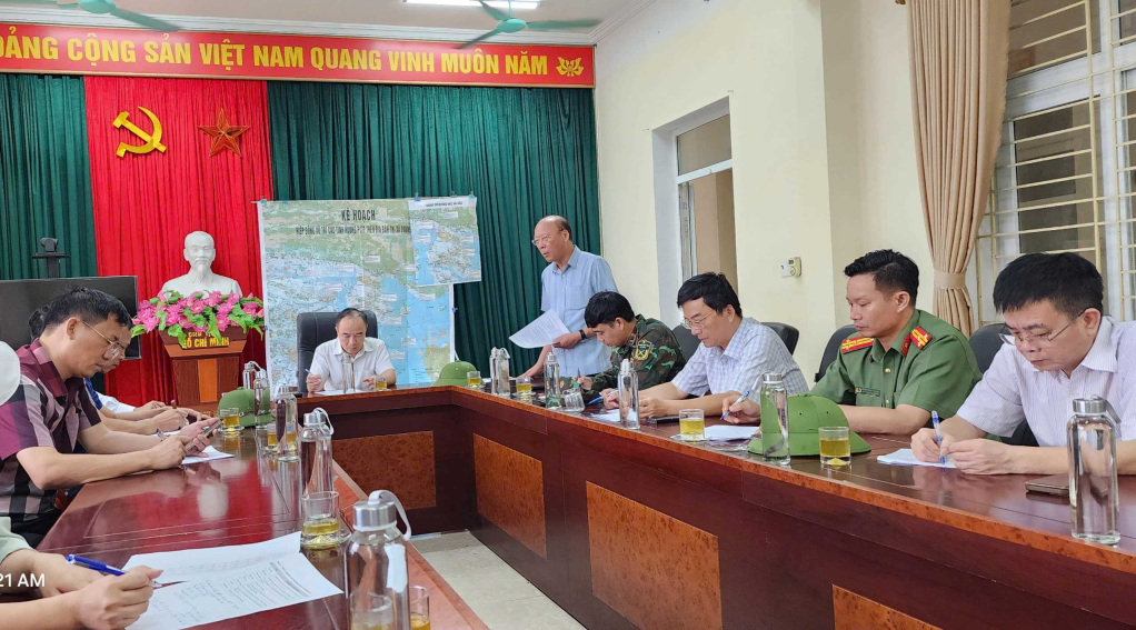 Sở Chỉ huy tiền phương ứng phó với lũ và triều cường dâng cao bảo vệ tuyến đê Đồng Bái, họp triển khai các nhiệm vụ ngày 11/9. (Ảnh Báo Quảng Ninh) Sở Chỉ huy tiền phương ứng phó với lũ và triều cường dâng cao bảo vệ tuyến đê Đồng Bái, họp triển khai các nhiệm vụ ngày 11/9. (Ảnh Báo Quảng Ninh)