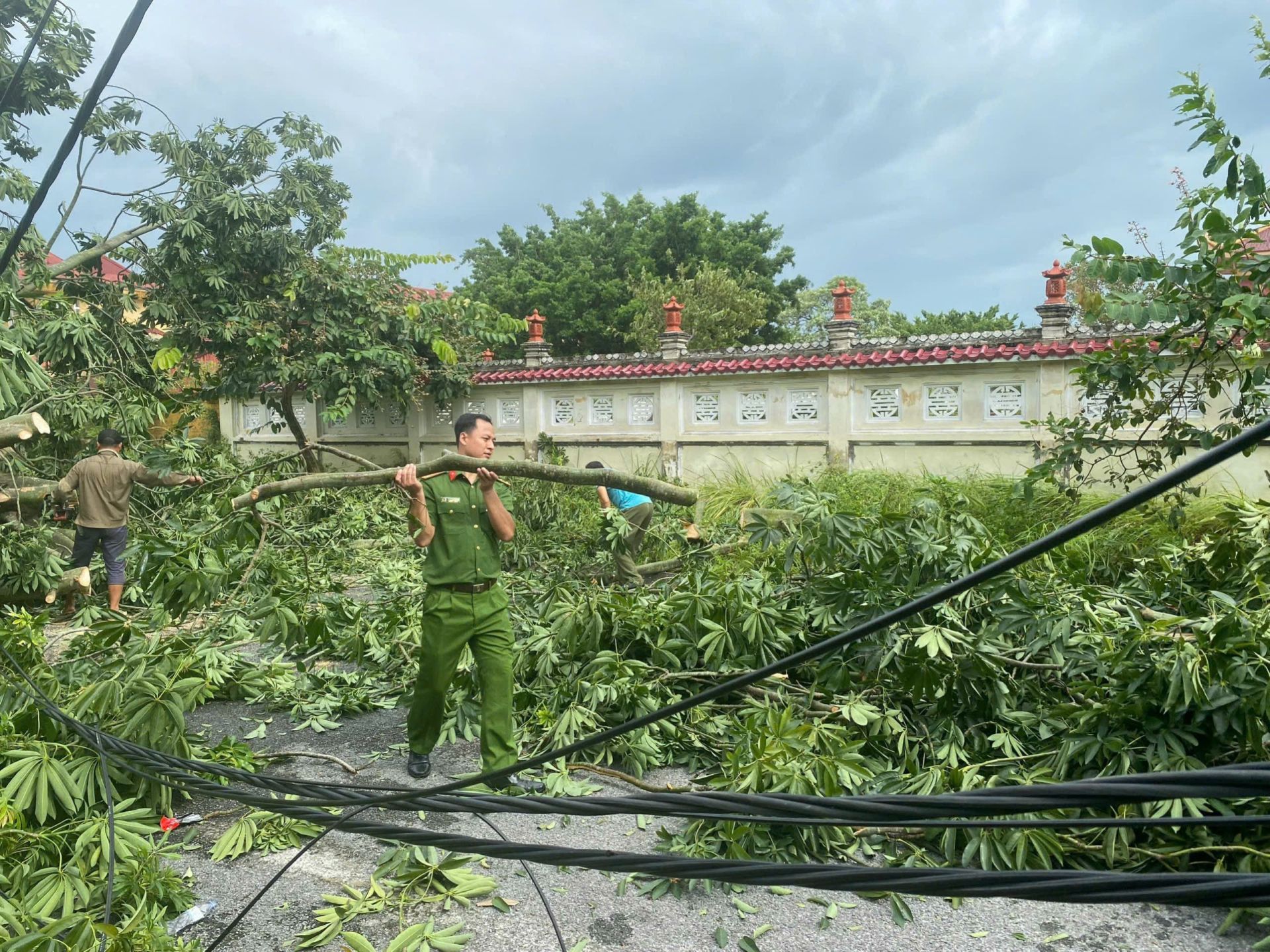 Công an huyện Xuân Trường, di chuyển cây bị đổ, gãy, giải phóng thông thoáng các tuyến đường, khôi phục giao thông thông suốt; dọn dẹp vệ sinh môi trường, ngăn ngừa phát sinh dịch bệnh sau bão.