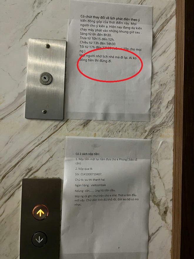 Một th&ocirc;ng b&aacute;o d&aacute;n ngay tại ch&acirc;n thang m&aacute;y của t&ograve;a nh&agrave;