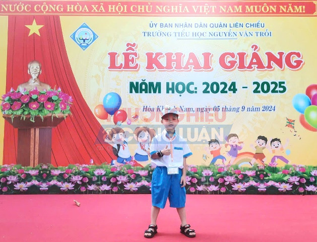 Niềm vui các em học sinh lớp 1 ngày đầu tiên đến trường