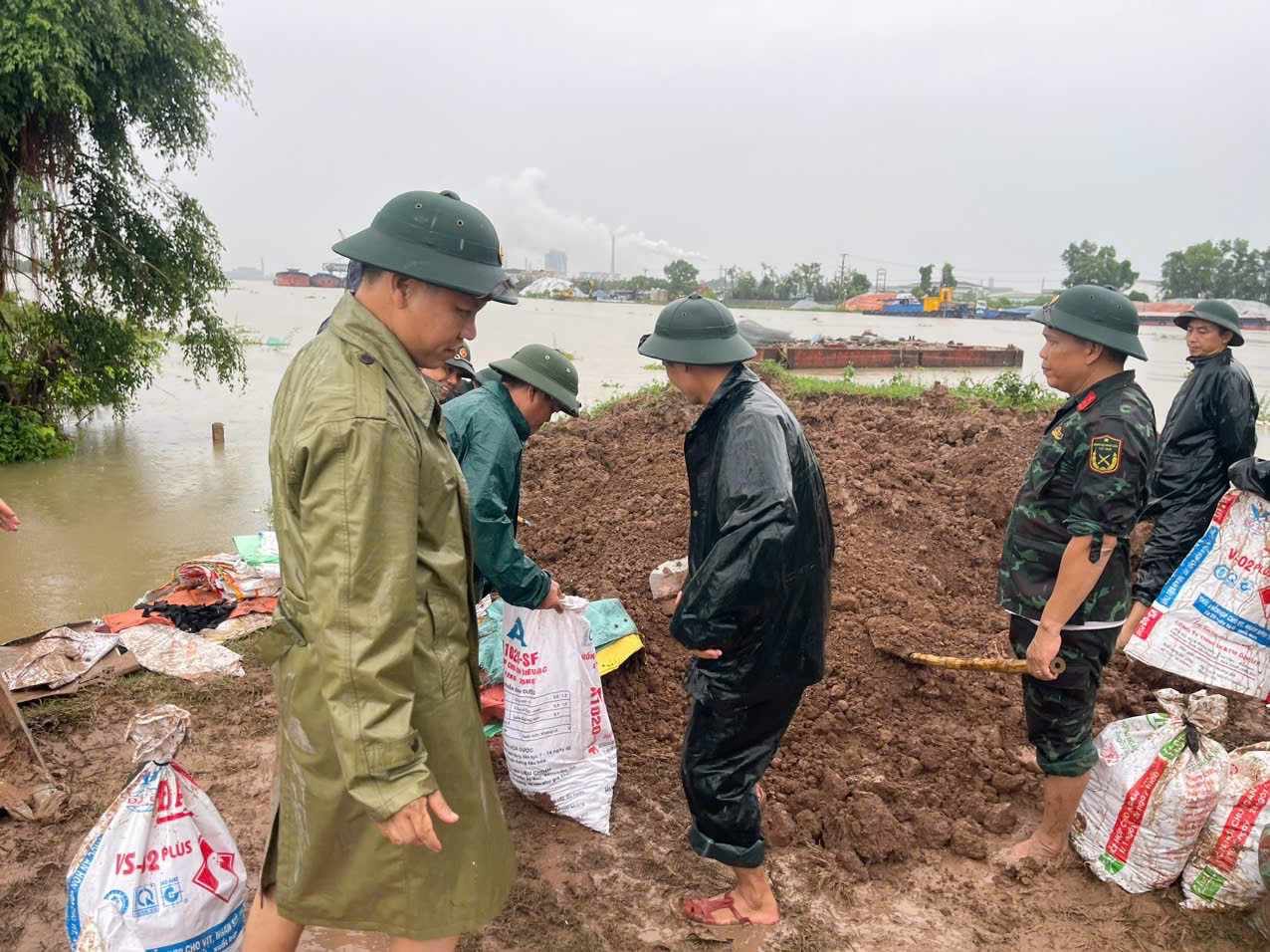 Vận chuyển đất, đắp bờ bao ngăn nước, khẩn trương gia cố những điểm trọng yếu có nguy cơ cao