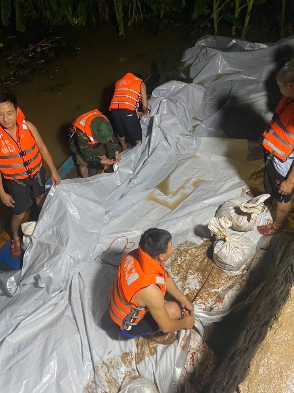 Cán bộ, chiến sĩ Ban CHQS huyện Ý Yên thường trực chiến đấu, sẵn sàng nhận nhiệm vụ; tăng cường lực lượng xung kích phòng chống lụt bão tham gia gia cố các vị trí đê xung yếu.