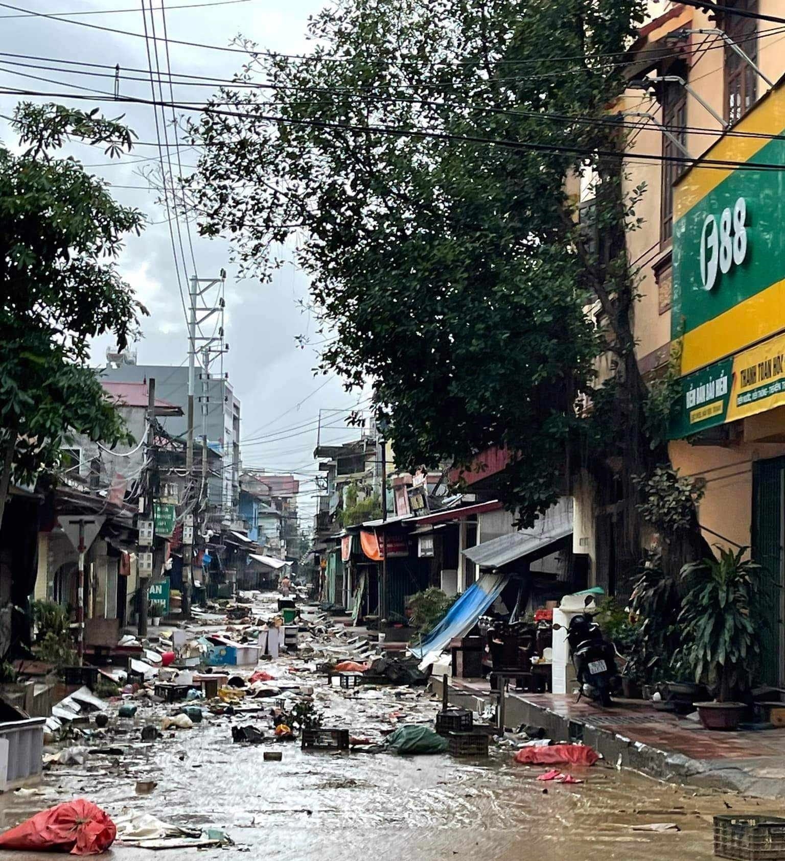 Khung cảnh tan hoang tại thị trấn Thất Khê, huyện Tràng Định, tỉnh Lạng Sơn sau cơn bão số 3