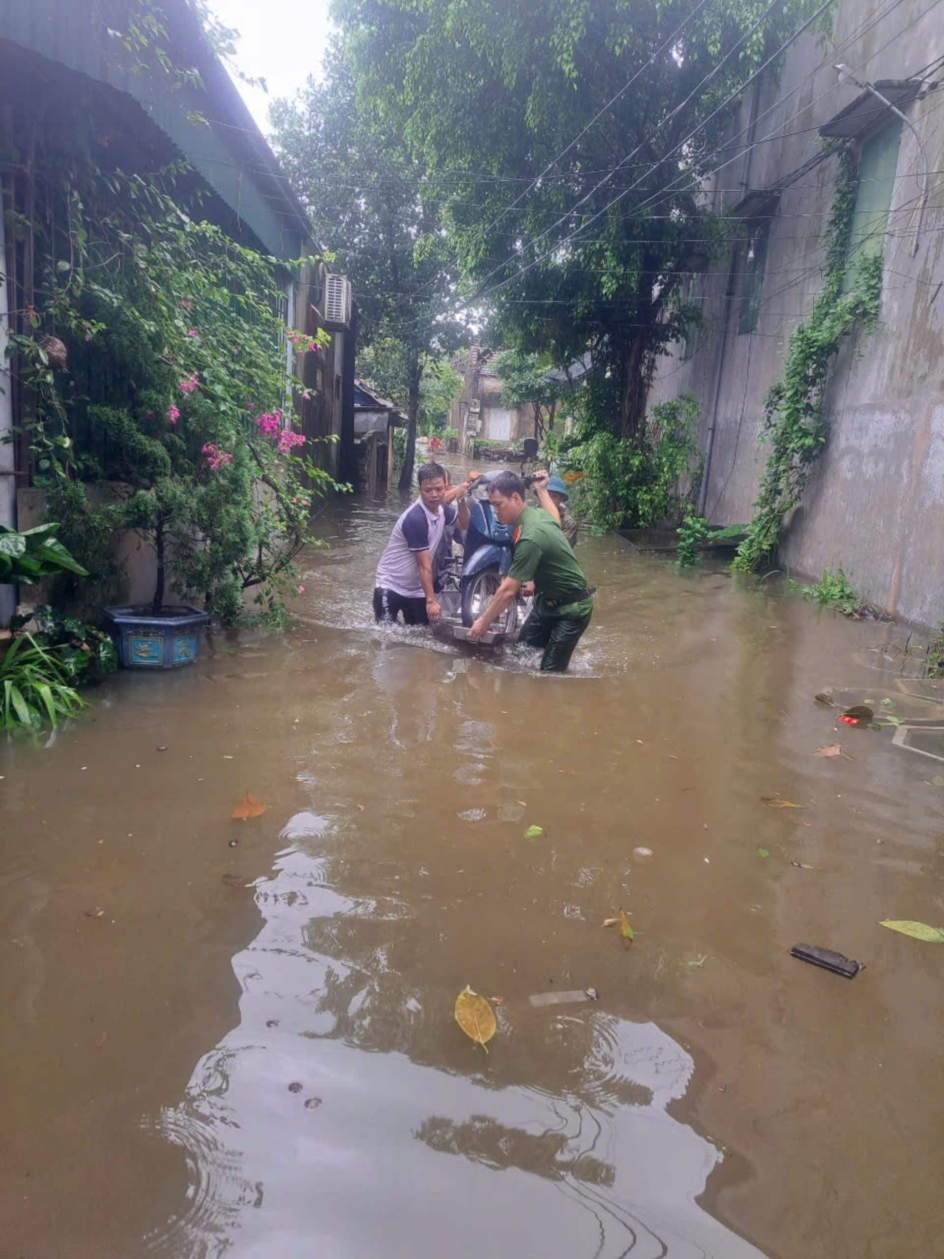 Công an huyện Ý Yên Công an Nam Định bảo vệ tài sản và đưa người dân đến nơi tránh trú an toàn.