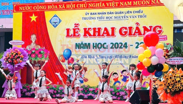 Tiết mục văn nghệ của các em học sinh trong ngày khai giảng.