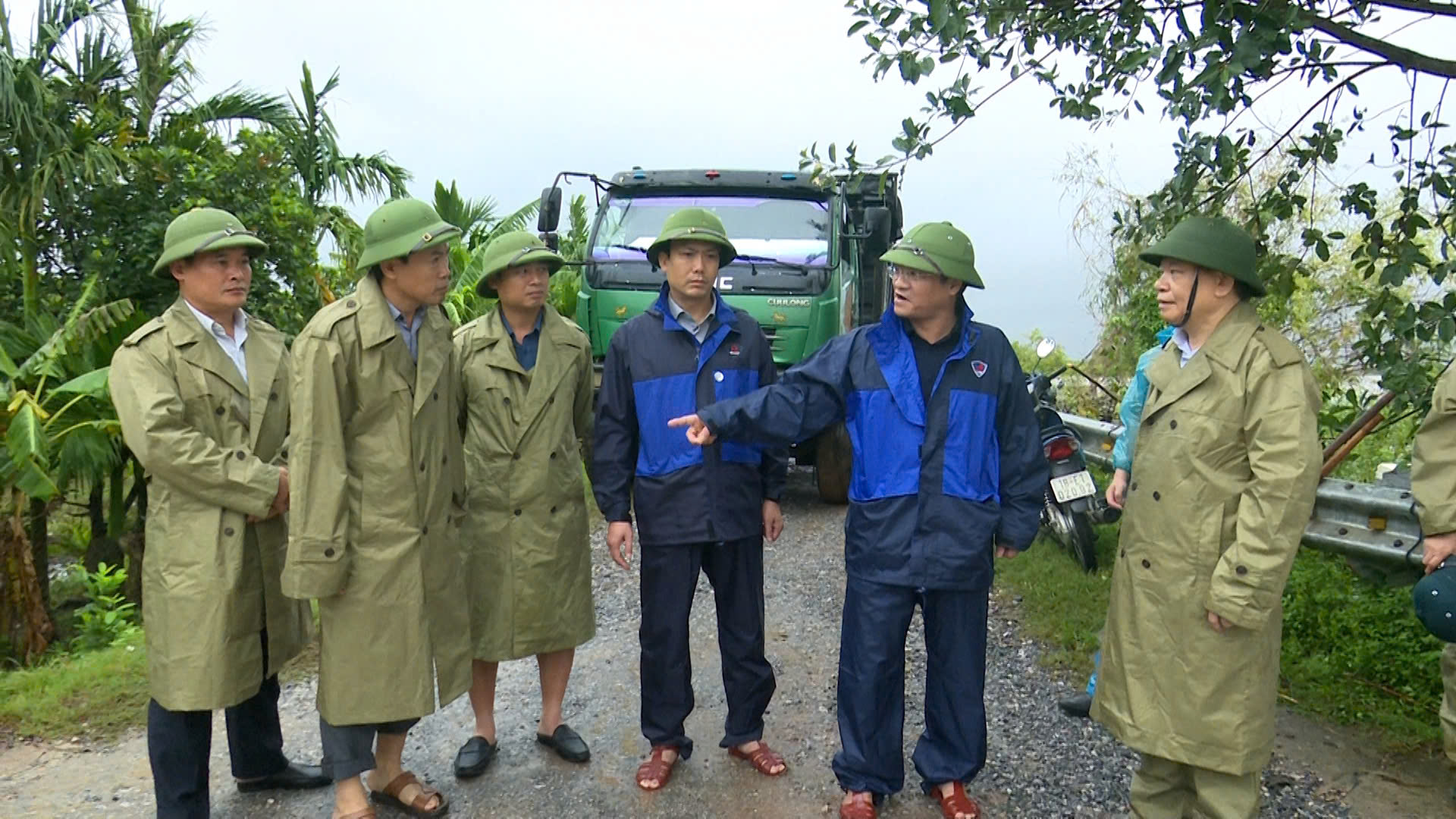 Phó Chủ tịch Thường trực UBND tỉnh Nam Định Trần Anh Dũng kiểm tra công tác ứng phó với mưa lũ tại xã Phương Định, huyện Trực Ninh.