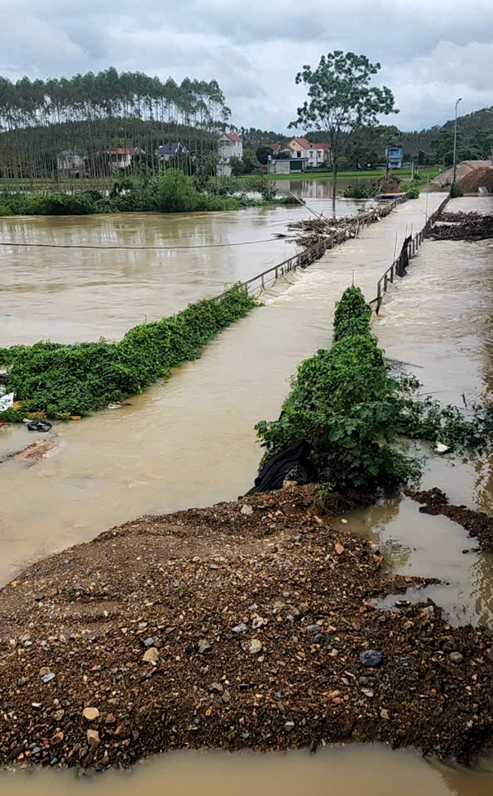 Cầu từ xã Đông Sơn (Yên Thế) đi huyện Lạng Giang ngập hoàn toàn.