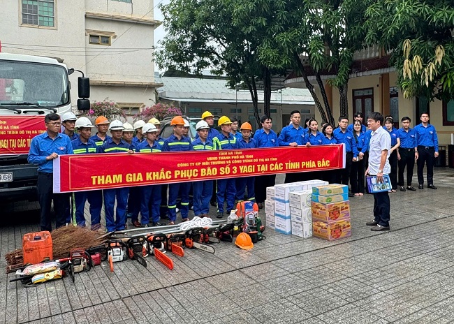 Lãnh đạo Công ty CP Môi trường và Công trình đô thị Hà Tĩnh dặn dò các thành viên đội xung kích trước khi lên đường làm nhiệm vụ.