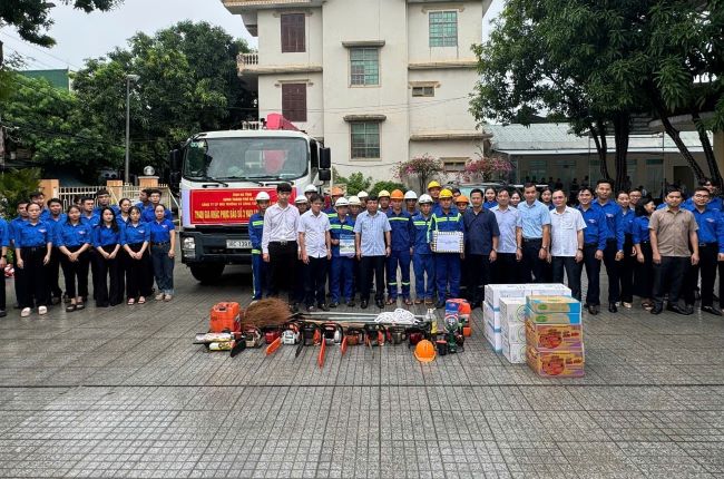 Bí thư Thành ủy Dương Tất Thắng, lãnh đạo UBND TP Hà Tĩnh đến tặng quà, động viên đội xung kích của Công ty CP Môi trường và Công trình đô thị Hà Tĩnh.