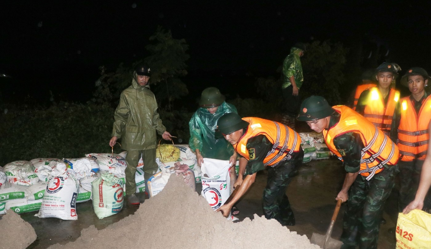 Cán bộ, nhân dân địa phương cùng lực lượng Công an, Quân đội tham gia đắp đê bối Đẩu Hàn.