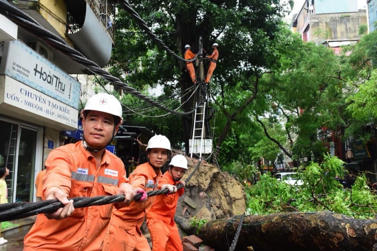 EVNHANOI khẩn trương khắc phục hậu quả do thiên tai gây ra