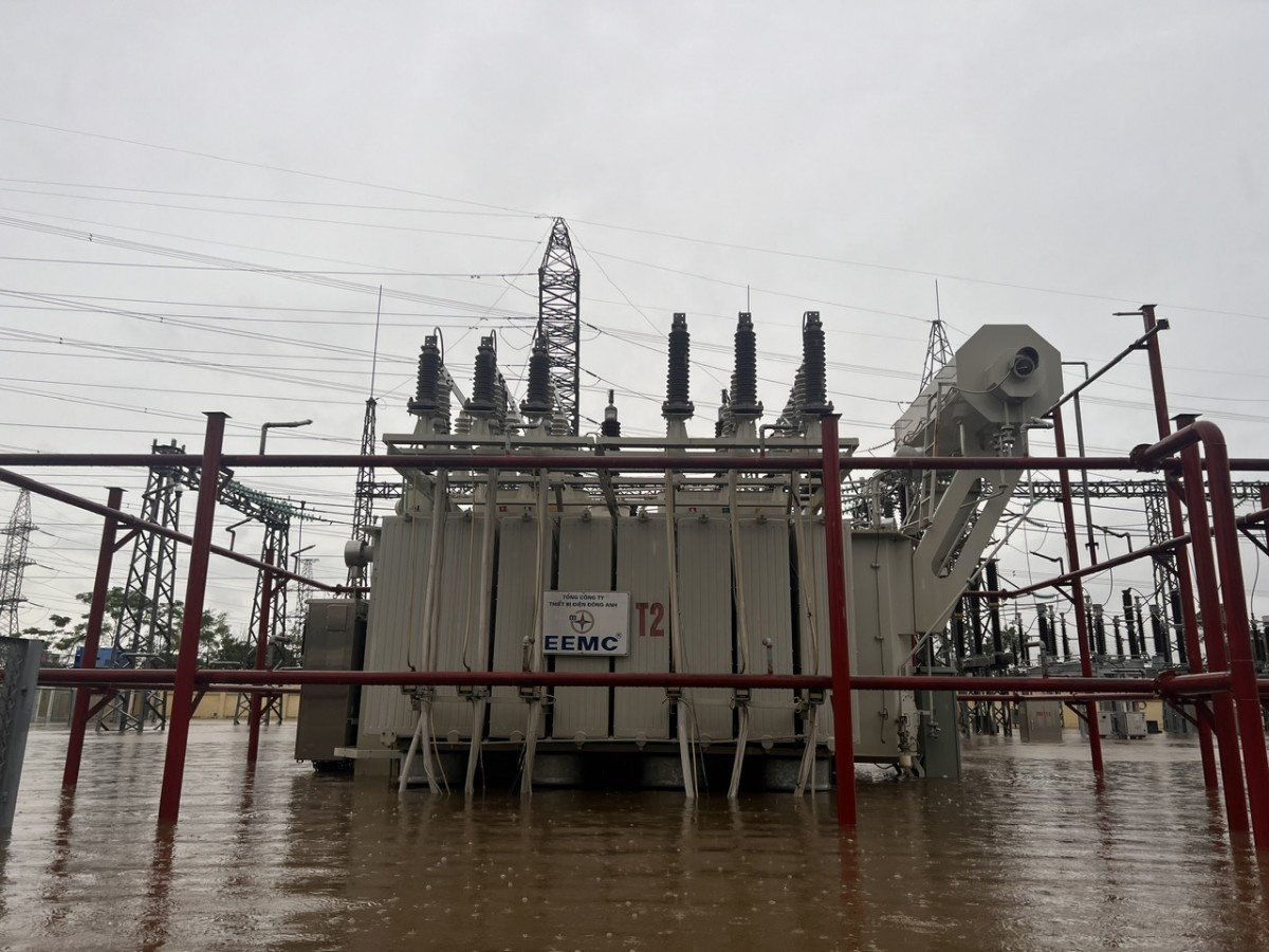 Trạm biến áp 110 kV Thường Tín cũng bị cô lập hoàn toàn do ngập lụt