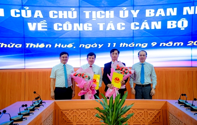 Ông NguyễnTân thứ 2 bên trái qua, tiếp đó là ông Nguyễn Vinh Hưng