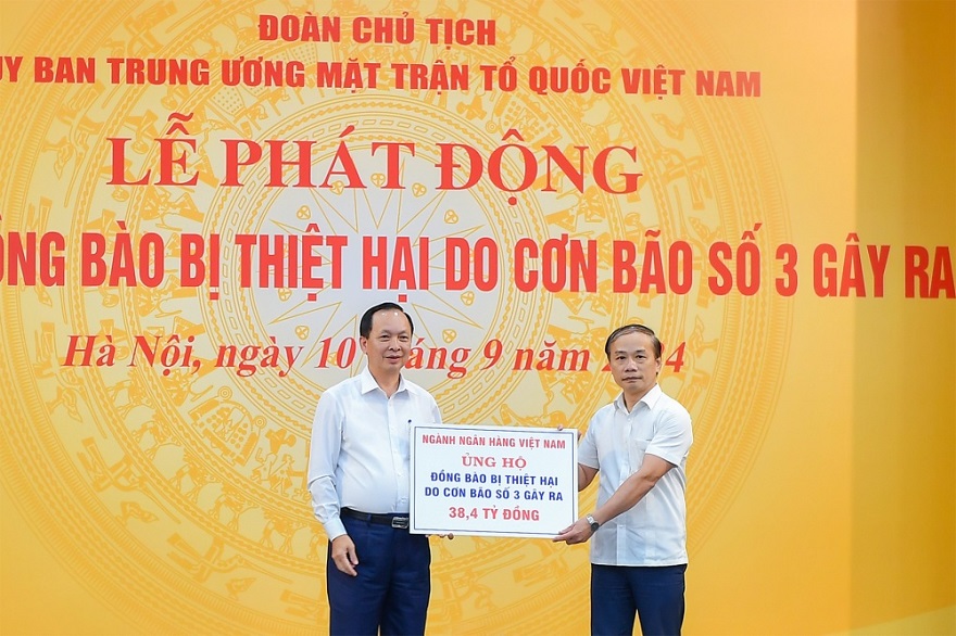 Phó Thống đốc thường trực NHNN Đào Minh Tú đại diện ngành ngân hàng Việt Nam trao tặng 38,4 tỷ đồng hỗ trợ đồng bào bị thiệt hại