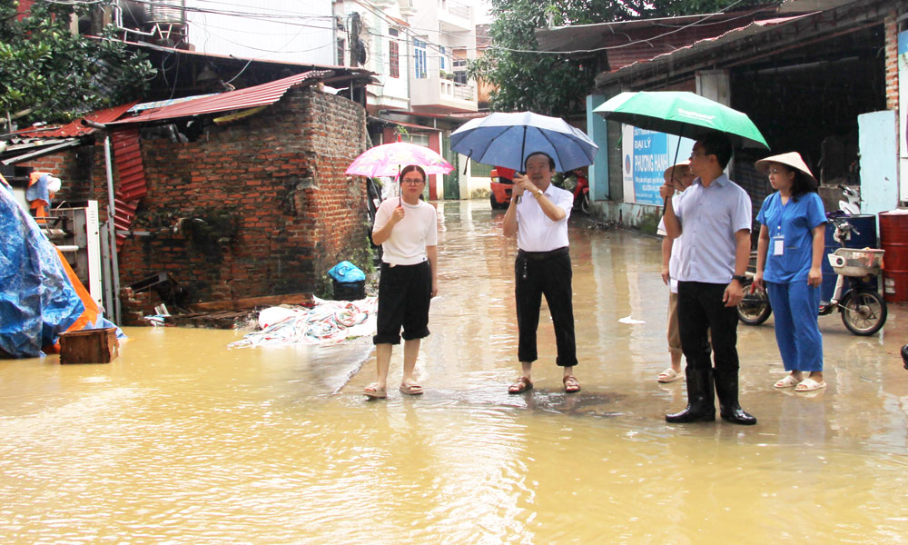 Lãnh đạo Trung tâm Y tế thị xã Việt Yên kiểm tra công tác bảo đảm vệ sinh phòng dịch bệnh tại thôn Hạ Lát, xã Tiên Sơn.