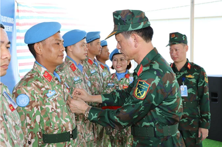 Trung tướng Phạm Trường Sơn trao Huy chương Vì sự nghiệp GGHB LHQ tặng cán bộ, nhân viên Đội công binh số 2 của Việt Nam và Tổ công tác UNISFA đang thực hiện nhiệm vụ tại Phái bộ. (Nguồn: Đội công binh số 2)