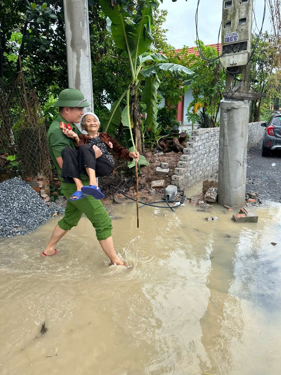 Lực lượng công an huyện Ý Yên, Nam Định hỗ trợ người dân đến nơi an toàn