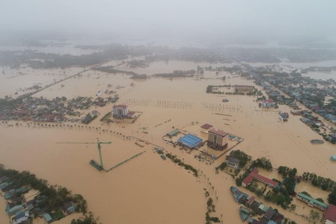 Đối với các khu vực bị ngập, lụt, chia cắt, Sở Công Thương và các doanh nghiệp đang phối hợp với các lực lượng chức năng trên địa bàn, cung ứng các mặt hàng như nhu yếu phẩm như mỳ, lương khô, bánh mỳ, bánh trưng, nước uống đóng chai đến cho người dân.