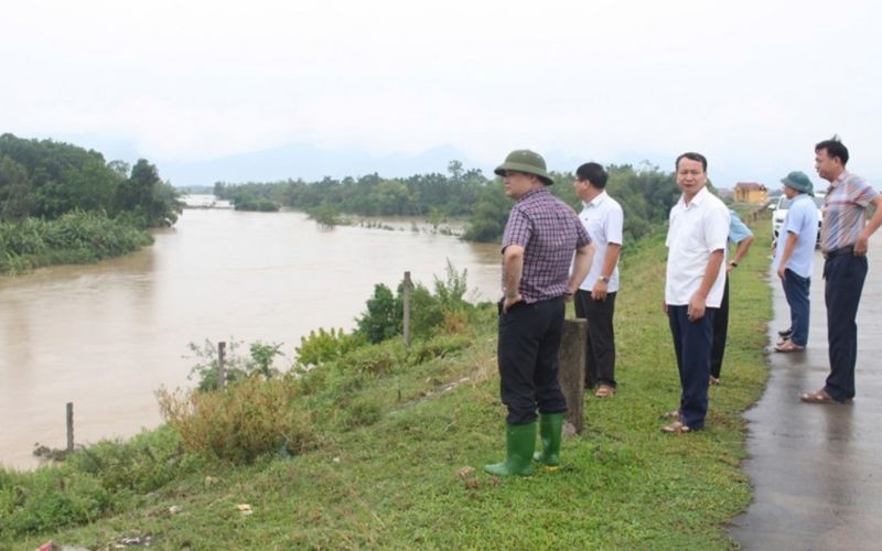 Lãnh đạo UBND huyện Vĩnh Tường (Vĩnh Phúc) kiểm tra thực tế và chỉ đạo đảm bảo hệ thống đê điều. Ảnh: Long Anh