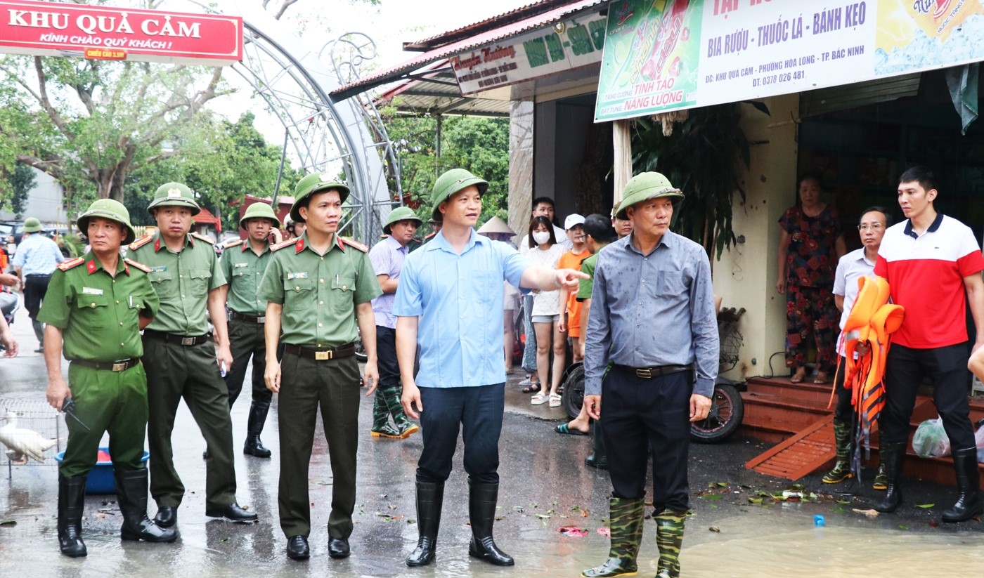 Chủ tịch UBND tỉnh Vương Quốc Tuấn (thứ 2 từ phải qua) kiểm tra tình hình ngập lụt cục bộ tại khu phố Quả Cảm (phường Hòa Long, thành phố Bắc Ninh).