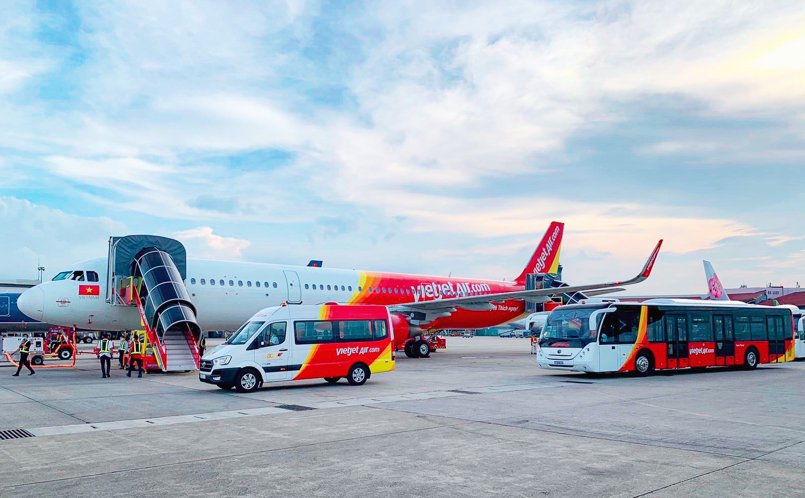 Với tinh thần tương thân tương ái, 8.000 nhân viên Vietjet đã đồng lòng, chung tay đóng góp nhằm sẻ chia khó khăn với những gia đình bị mất mát và chịu ảnh hưởng do thiên tai.