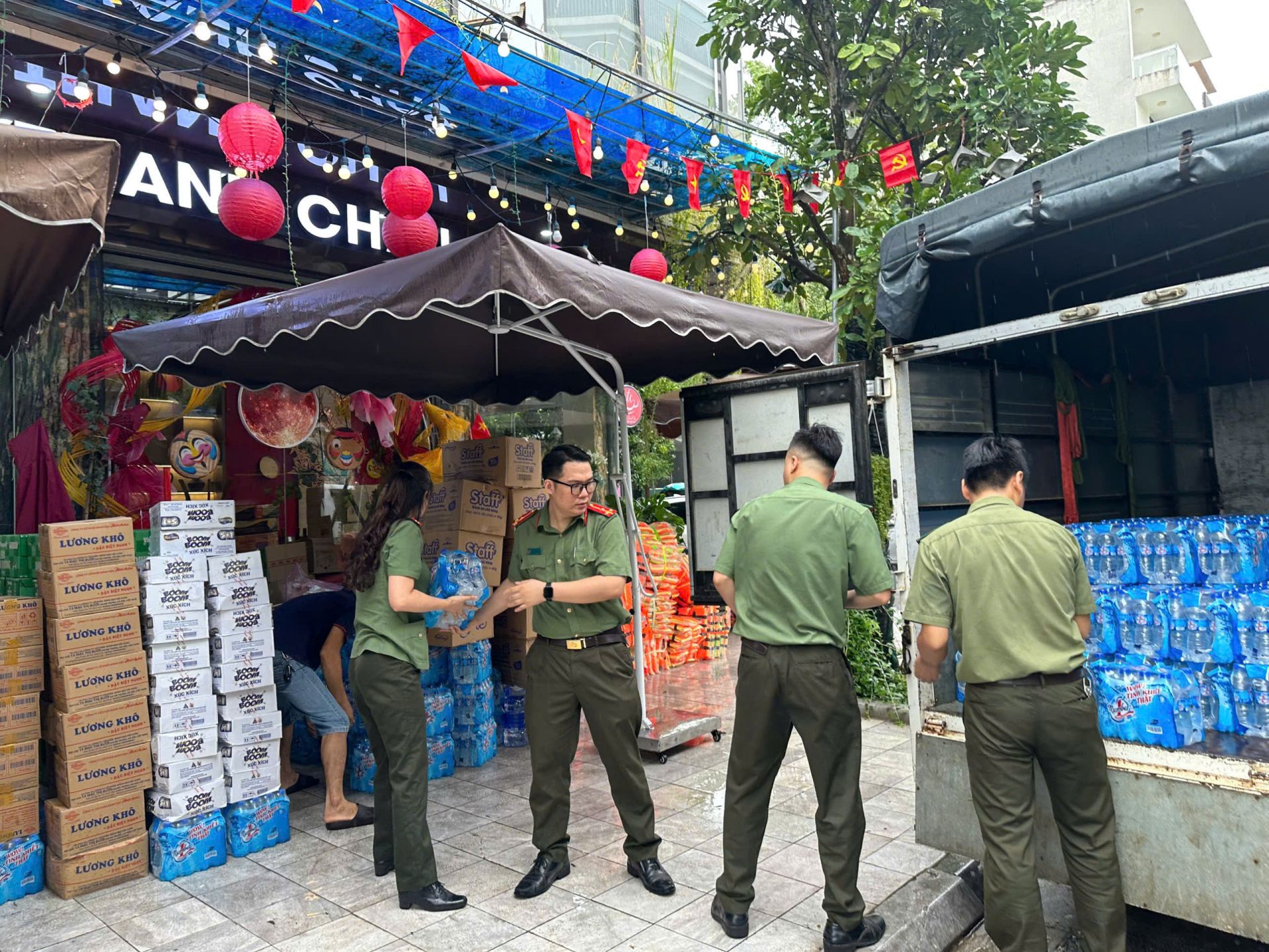 Đoàn Thanh niên và Hội Phụ nữ Phòng An ninh điều tra, Công an tỉnh Thanh Hóa quyên góp, ủng hộ nhân dân tại khu vực tỉnh Yên Bái, Lạng Sơn